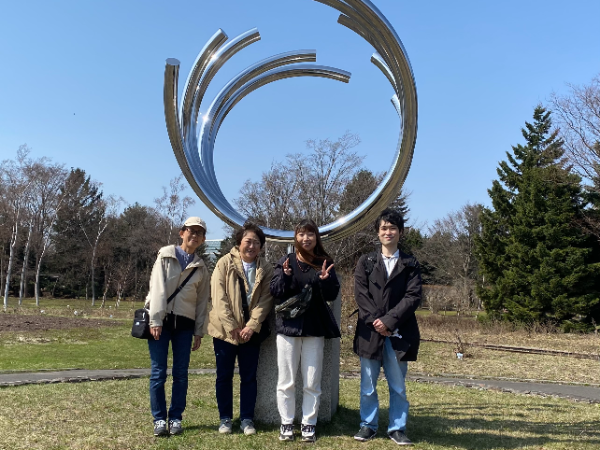 【正社員／療育スタッフ】残業なし／完全週休2日（シフト制）／車通勤OK／資格取得でキャリアアップも可能／子育てと両立可
