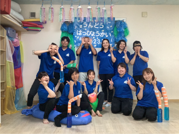 【正社員／療育スタッフ】残業なし／完全週休2日（シフト制）／車通勤OK／資格取得でキャリアアップも可能／子育てと両立可