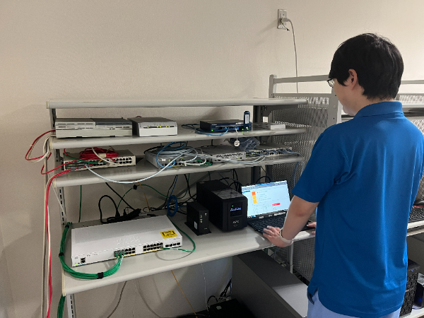 【正社員/光情報通信関連製品工場のDX化を推進するシステムエンジニア】埼玉県入間郡三芳町にある「埼玉工場」勤務 ◆各種手当充実の厚待遇 ◆昇給・賞与あり ◆完全週休二日制(土・日)、祝日 ◆年間休日121日 ◆車通勤可 ◆交通費全額支給(車通勤の場合はガソリン相当額支給) ◆産休・育休取得実績あり ◆資格取得支援制度あり