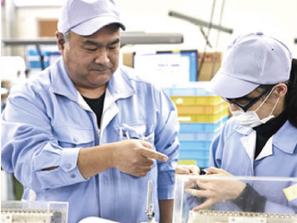 多数在籍する経験豊富なスタッフが
OJTを通して丁寧に教えます。