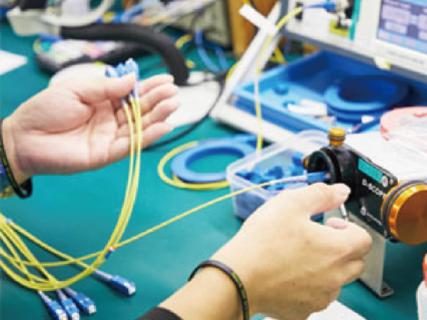当社が製造する、光ファイバの接続材。
最近は5G対応の機器も製造。