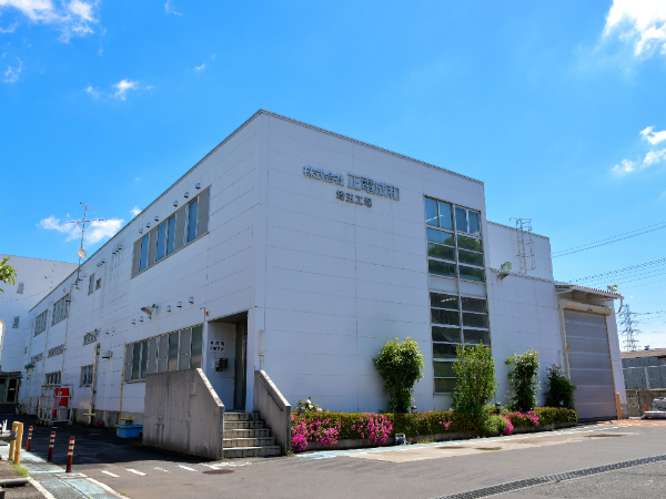 【正社員/光情報通信関連製品会社の技術スタッフ(開発・設計・保守)】生産技術系業務の経験がある方大歓迎! 埼玉県・三芳町にある「埼玉工場」勤務 ◆各種手当充実の厚待遇 ◆昇給・賞与あり ◆完全週休二日制(土・日)、祝日 ◆年間休日121日 ◆車通勤可 ◆交通費全額支給(車通勤の場合はガソリン相当額支給) ◆産休・育休取得実績あり ◆資格取得支援制度あり