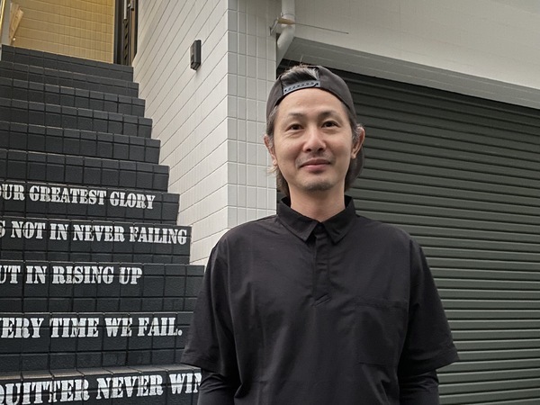 【正社員】内装工事の営業★月給40万円～／インセンティブあり／転勤なし／賞与年2回／残業月25時間程度／社用車1人1台支給／直行直帰OK／服装・髪型自由