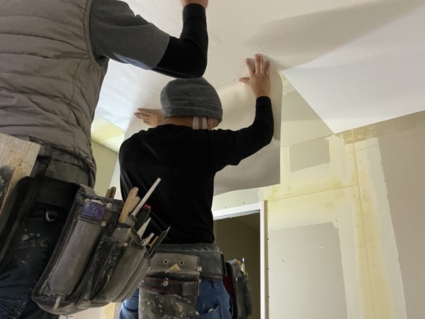 【正社員】内装作業員（クロスの張替えなど）★未経験OK／月給25万円～／賞与年2回／残業少なめ／社用車1人1台支給／直行直帰OK／服装・髪型自由