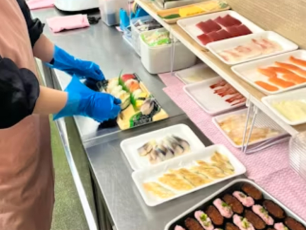 【アルバイト/寿司パック詰め・ネタのせスタッフ:北海市場 発寒店】≪握り作業もネタカット作業もなし≫ワサビをつけてシャリにネタを乗せるだけ◎簡単だから未経験さんも大丈夫!週20時間以内のシフトで無理なく働ける!子育て世代の主婦(夫)さんも多数在籍中★休み希望や出勤時間などの調整も可能です!
