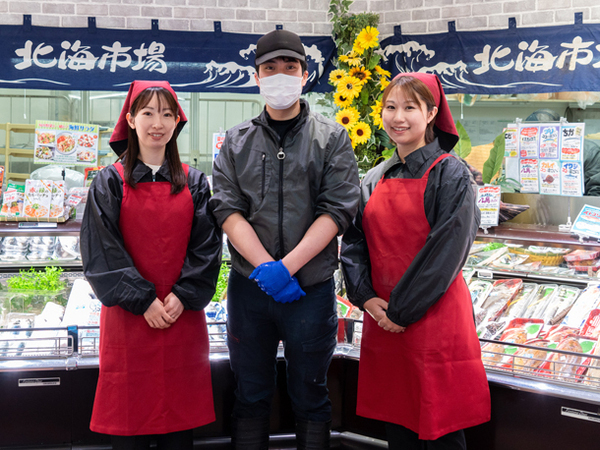 【アルバイト/トレーのせ・値付けスタッフ:北海市場 山鼻店】商品を小分けにトレーに乗せるだけ!あとは包装も根付けも機械で自動◎簡単・単純作業で誰でもできる!包丁などの使用もありません!未経験・ブランクOK◎子育て世代の主婦(夫)パートさんも多数在籍★1ヶ月単位のシフト作成で休み希望も叶う!