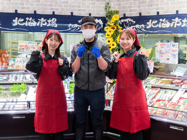 【アルバイト/トレーのせ・値付けスタッフ:北海市場 川沿店】商品を小分けにトレーに乗せるだけ!あとは包装も根付けも機械で自動◎簡単・単純作業で誰でもできる!包丁などの使用もありません!未経験・ブランクOK◎子育て世代の主婦(夫)パートさんも多数在籍★1ヶ月単位のシフト作成で休み希望も叶う!