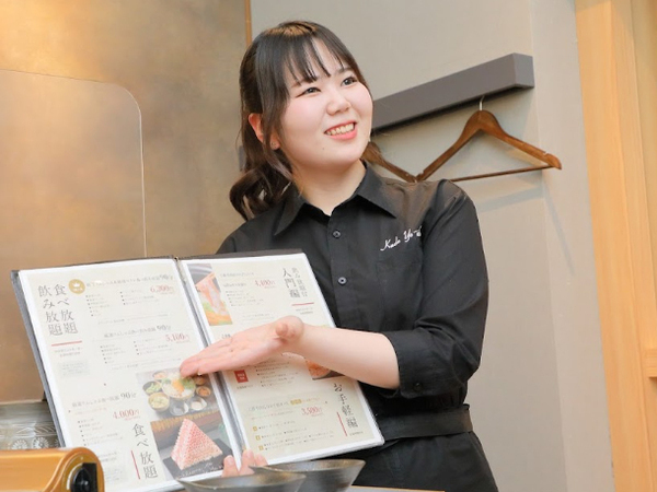 【正社員/店舗スタッフ：極薄ラムしゃぶ専門 工藤羊肉店 3号店（鴬藏店）】生活スタイルが整えやすいシフト！午前中はゆっくり午後出勤＆締め作業なしの23時退社★出勤時のまかない無料/24時間営業のスポーツジムをお得に利用可★賞与もしっかり支給あり！未経験からの挑戦もOK！