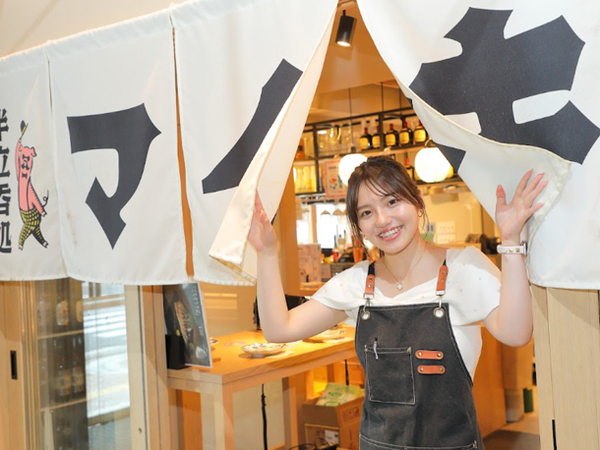 【アルバイト/店内スタッフ：大衆酒場半立呑処 マイキー】≪半月毎のシフト作成→LINEでシフト希望提出OK≫ダンディなブタさんがついた独特な看板が特徴☆お客さんとの距離が近いから楽しい◎乾杯ドリンクバック制度あり！未経験・学生さんも大歓迎★無料まかないで美味しいご飯食べられます！