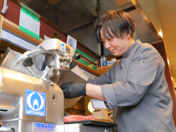 【正社員/店舗スタッフ:極薄ラムしゃぶ専門 工藤羊肉店 本店】お休みも給与も大事にしたい方必見★月8日休み&23時退勤で生活リズム◎同業からの転職も大歓迎!安定して働きたいじゃた歓迎★人気のラムしゃぶ専門店です!賞与あり/出勤時まかない無料/福利厚生で24時間営業のスポーツジムをお得に利用可★