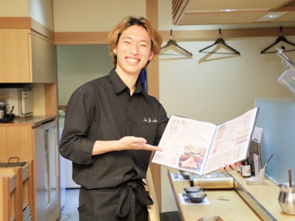 【アルバイト/接客スタッフ：極薄ラムしゃぶ専門 工藤羊肉店 本店】≪2週毎のシフト作成×週2～・4時間～OK≫厚さ0.2ミリの極薄とろけるお肉がバズってるラムしゃぶ店★未経験・学生さん大歓迎◎無料まかないあり/ピアス・ネイル・髪色自由/社割あり◎月に10日以上勤務で【3000円】の手当あり！