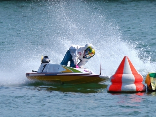 選手の生活を守ります
