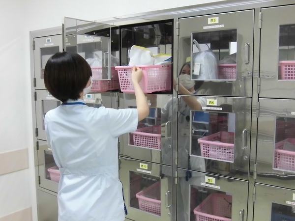 内服薬はチェック済みのカゴを
台車に乗せて運ぶだけ