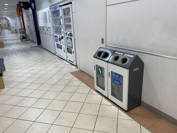 ゴミ箱の内容物回収
(写真はイメージ)