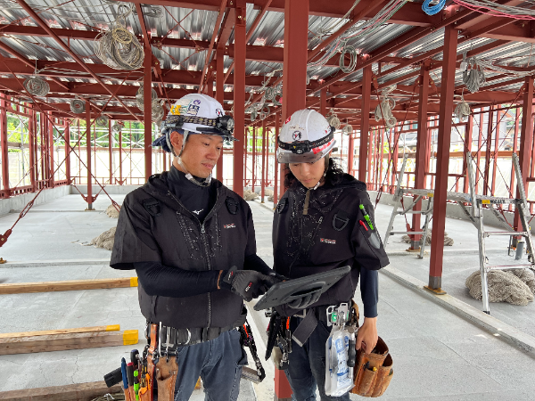 【電気工事施工スタッフ/正社員】未経験OK / 週休2日制可 / 賞与年2回＆昇給年1回 / 実働7時間 / 残業ほぼなし / 各種手当充実 / 研修充実 / 資格取得支援あり /  手に職をつけて一人前の職人に！