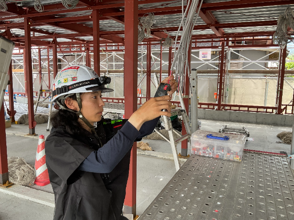 【電気工事施工スタッフ/正社員】週休2日制可 / 賞与年2回＆昇給年1回 / 実働7時間 / 未経験OK / 残業ほぼなし / 各種手当充実 / 研修充実 / 資格取得支援あり /  経験を活かして活躍できます◎