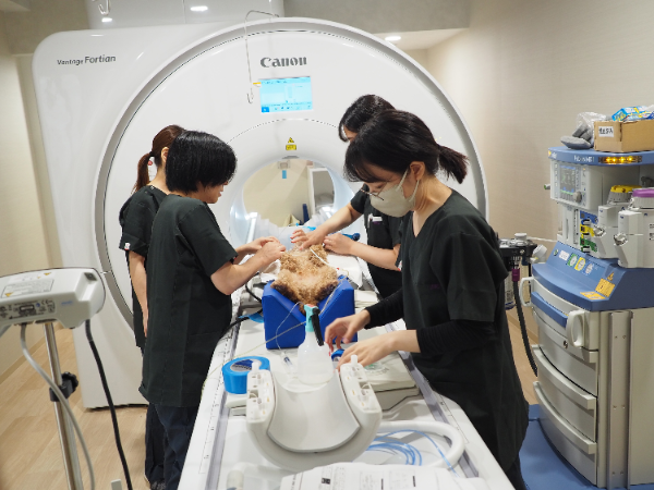 チームメンバーと協力して
検査を行っています。