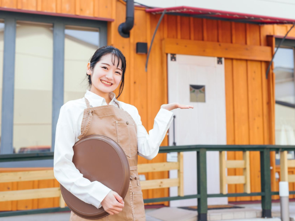 鳴沢村＜2026.12月までの！アットホームな雰囲気♪緑に囲まれた環境＞ゴルフ場コース売店【AE3999】