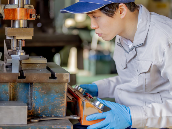 忍野村＜単純作業の繰り返し♪３０～５０代活躍中！未経験者大歓迎＞銅板の積み重ね作業【AE3987】