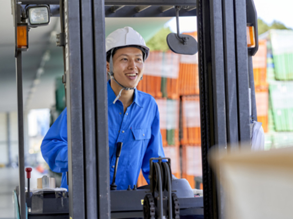 吹田駅下車すぐ！勤務時間帯が選べるフォークリフトオペレーター！新規スタッフ大募集！