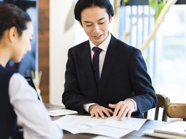 【魚津店】カーライフアドバイザー(営業職) ~飛び込み営業なし!ショールームでの勤務/賞与あり/残業少なめ