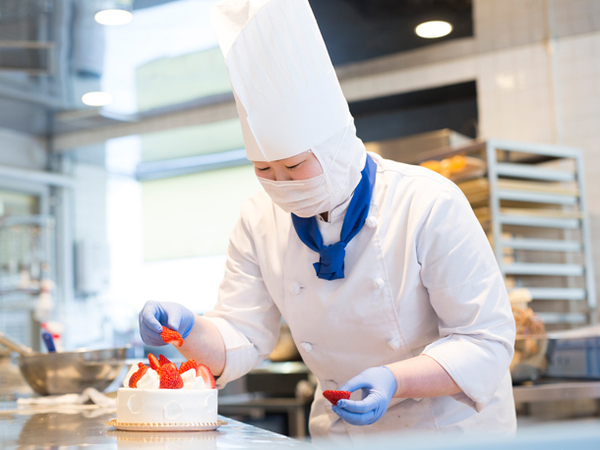 【正社員/ケーキ製造スタッフ（パティシエ/主任候補）：株式会社もりもと】≪賞与年2回！≫パティシエ経験者必見！入社祝い商品券支給/誕生月にはケーキプレゼント/お得な社割あり◎