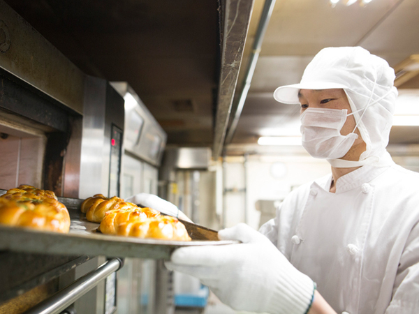 【正社員/パン製造スタッフ（主任候補）：株式会社もりもと】≪管理職候補≫経験を活かしてスキルアップ★もりもと自慢のパンを一緒に作りませんか？焼きたてのパンの香りがたまらない!?新商品に作り手もわくわく♪社割でお得に購入も可能◎その他にも入社祝い商品券支給/誕生月にはケーキプレゼントなどの特典あり！