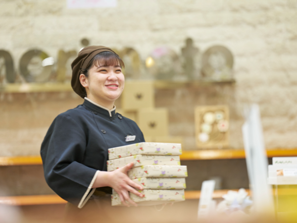 【正社員/店舗販売スタッフ(店長候補)】≪経験者大募集≫パンとお菓子のもりもと!道内各店舗でスタッフを募集★これまでの接客販売経験を活かして転職しませんか?初回配属店舗の希望OK!賞与年2回・各種手当・社割など充実の福利厚生で定着率◎誕生月はお好きなバースデーケーキをプレゼントや入社祝い商品券支給あり!