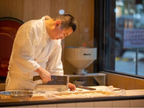 【正社員／料理長候補】≪3月OPEN！話題の新施設≫ニュウマン高輪内にOPENするスタイリッシュな蕎麦ダイニング◆月9日休み◆駅直結◆経験を活かしたい方＆チーム作り・お店作りに携わりたい方大歓迎！オープニングスタッフ◎