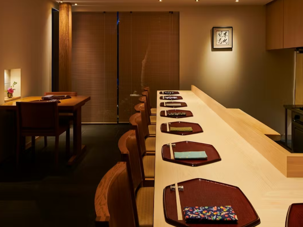 ★新宿駅から徒歩圏内★【派遣社員/ホールスタッフ】◎短期でも長期でもOK◎和食の名店【分とく山】/時給1,300円~1,500円/まかない付き!伝統的で美しい《料理》と心からの《寛ぎ》を提供するお仕事!/語学スキル歓迎◎