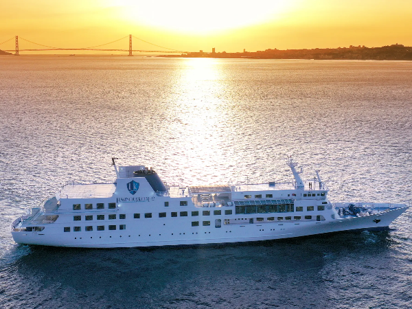 船上レストランのサービススタッフ　／＜一流の接遇を身につけよう！＞チームで支え合う、居心地の良い現場。サービス経験者歓迎