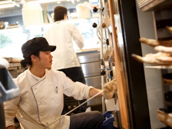 【港区広尾/パン製造スタッフ】軽井沢発《ベーカリー&レストラン沢村》のパン工房!\夜勤可能な方大歓迎/経験を活かしたい&伸ばしたい&将来のキャリアパス描きたい!そんな方を大募集◎月9日休み◎