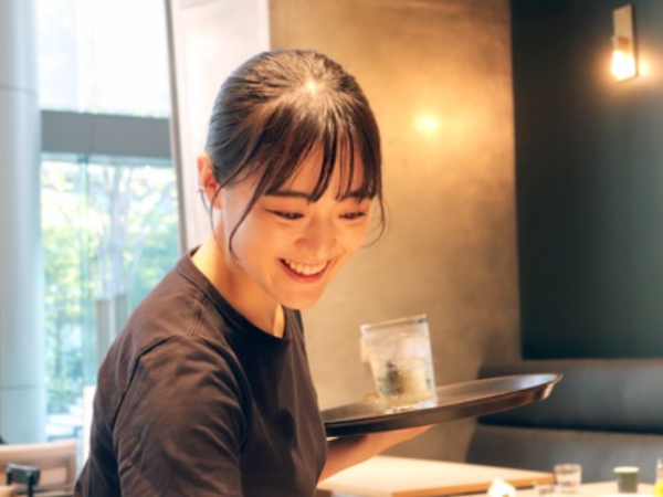 【年間休日148日】NEWoMan高輪内に3月OPEN！《モダン蕎麦ダイニング／サービススタッフ》週休3日制×正社員◆プライベートも仕事も大切にしながらキャリアを築ける働き方◎