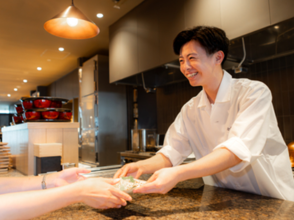 【渋谷駅直結／キッチンスタッフ】◎渋谷ストリーム内の人気蕎麦ダイニング《酢重Indigo》経験を重ねるだけでは終わらない！あなたの可能性を広げる成長環境が魅力です◎｜賞与年2回／福利厚生充実／社内研修制度万全／業態多種でキャリアパス無限／WワークOK◎