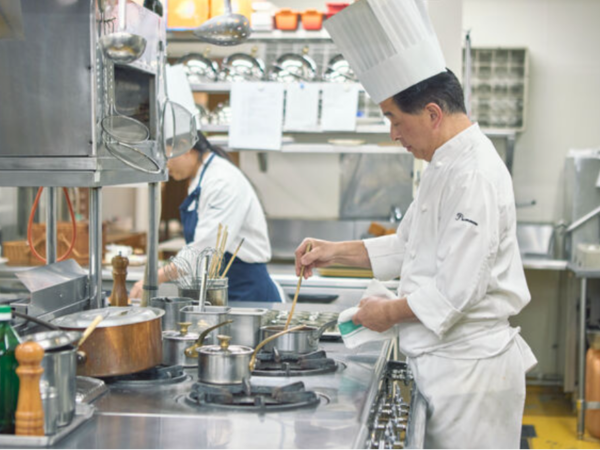 《正社員》【軽井沢／調理スタッフ】長年人気を博す老舗店《オーヴェルジュ・ド・プリマヴェーラ》｜王道フレンチ～フュージョンフレンチまで幅広く対応出来る方大歓迎◎／借上社宅完備＆ご自身で住宅借りる場合引越代（上限15万円）補助あり！住まいの不安ゼロ★手厚い福利厚生で安心です◎