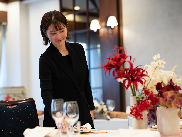 【婚礼施設のサービススタッフ募集/京都市左京区】 ◆特別な1日を過ごすお手伝いをしませんか?◆正社員登用前提!◆手当充実、昇給年2回!スキルに応じて着実にキャリアアップが可能と働きやすさも◎◆