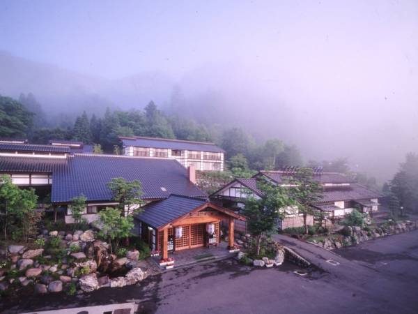 ★急募★【正社員／料理長候補】創業50年の銘木の館です！全国屈指の秘湯でお客様をおもてなししませんか？★寮、住宅補助も充実、温泉にも入り放題です。喧騒を離れて暮らしたい方には◎★