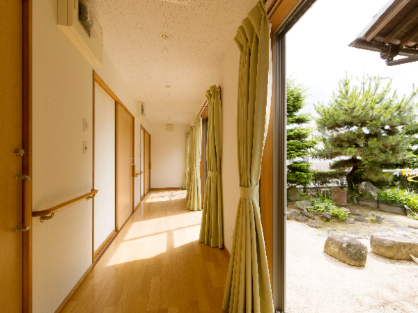和の雰囲気が漂う落ち着いた室内
