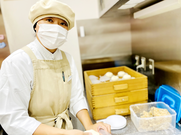 お店には沢山の種類の餃子や焼売などが
並んでいます。季節限定メニューも豊富！