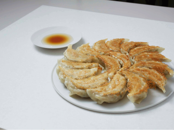 持ち帰り餃子専門店として昭和45年の創業以来、愛されてきた味。