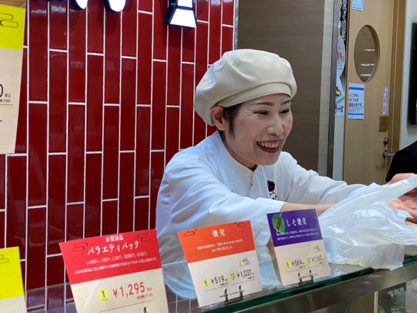 主婦・シニアの方も数多く活躍中。
年齢を重ねても長く続けられる職場です。