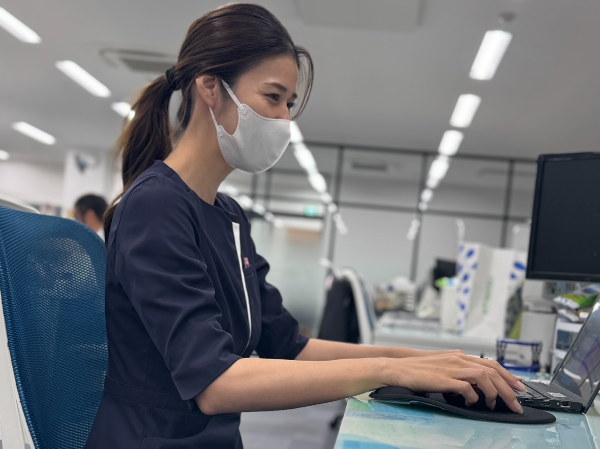 経理事務経験者優遇／月給21万～26.8万円／賞与3.7か月分／完全週休2日／年休113日／有給時間／半日取得可／社保完備／退職金あり／車通勤可