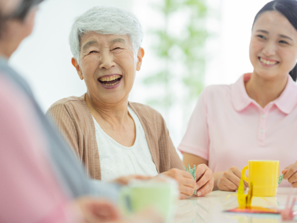 【正社員/介護職員(ヘルパー)】月給23万8,080円~26万7,740円/残業少なめ/希望休可/有休取得率約8割/研修充実/各種手当有