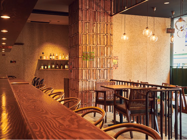 ◆人気ビストロ店のホールスタッフ◆正社員/交通費支給/昇給賞与あり/社員割引/福利厚生?楽部