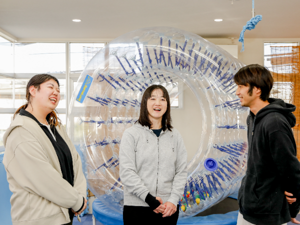 【正社員／児童指導員】大阪府池田市の「エントランスリバティ池田教室」勤務　◆各種手当充実の厚待遇　◆昇給・賞与あり　◆退職金あり　◆希望休制度あり　◆リファラル採用制度あり　◆交通費全額支給　◆産休・育休制度あり　◆資格取得支援制度あり　◆派手でないネイルOK