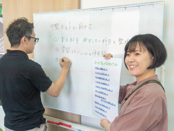 【正社員／児童指導員】兵庫県伊丹市の「エントランス伊丹教室」勤務　◆各種手当充実の厚待遇　◆昇給・賞与あり　◆退職金あり　◆希望休制度あり　◆リファラル採用制度あり　◆交通費全額支給　◆産休・育休制度あり　◆資格取得支援制度あり　◆派手でないネイルOK