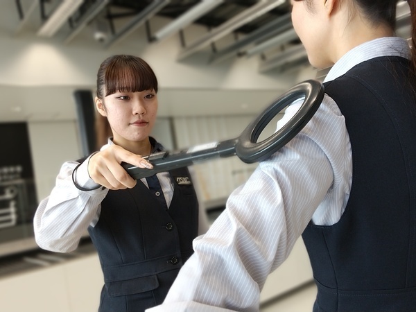 成田空港の保安検査スタッフ