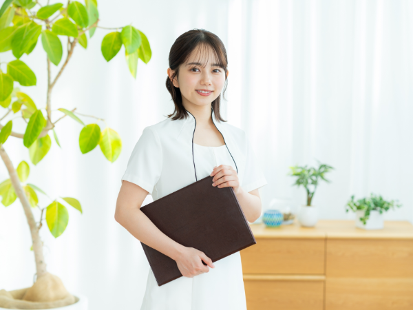 日勤のみ・年俸501万円～・手厚い研修で、病棟から在宅デビューを安心サポート◎