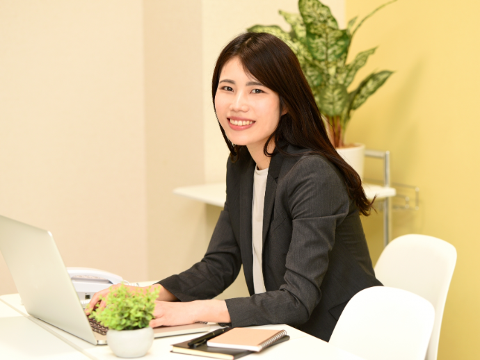 「事務職なら安定」と思っている20代へ。向いている人の特徴と、AI時代の選び方