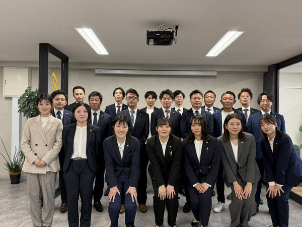 玄場社員(げんばしゃいん)製造現場の“最前線”で活躍する新しい働き方。 「学び」「磨き」「続ける」意志を持った方を現場の正社員=玄場社員として迎え入れます。